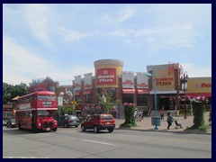 Clifton Hill - Boston Pizza and London Bus